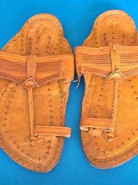 Men's Leather Toe-Loop Sandals in Tan They are vintage sandals from India